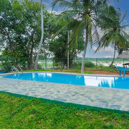 Lake Edge Holiday Inn Тиссамахарама Экстерьер фото