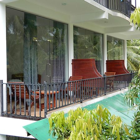 Lake Edge Holiday Inn Тиссамахарама Номер фото