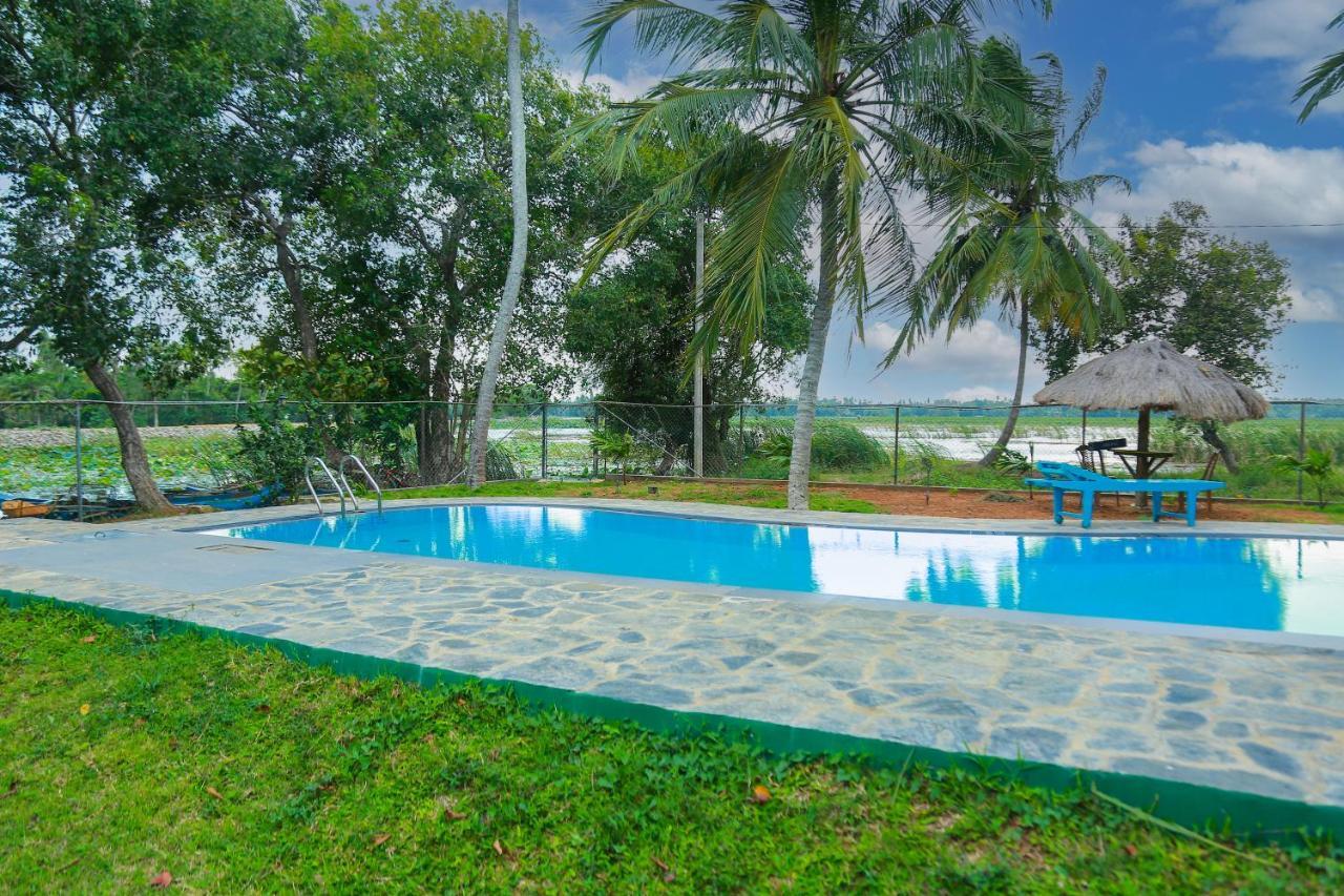 Lake Edge Holiday Inn Тиссамахарама Экстерьер фото