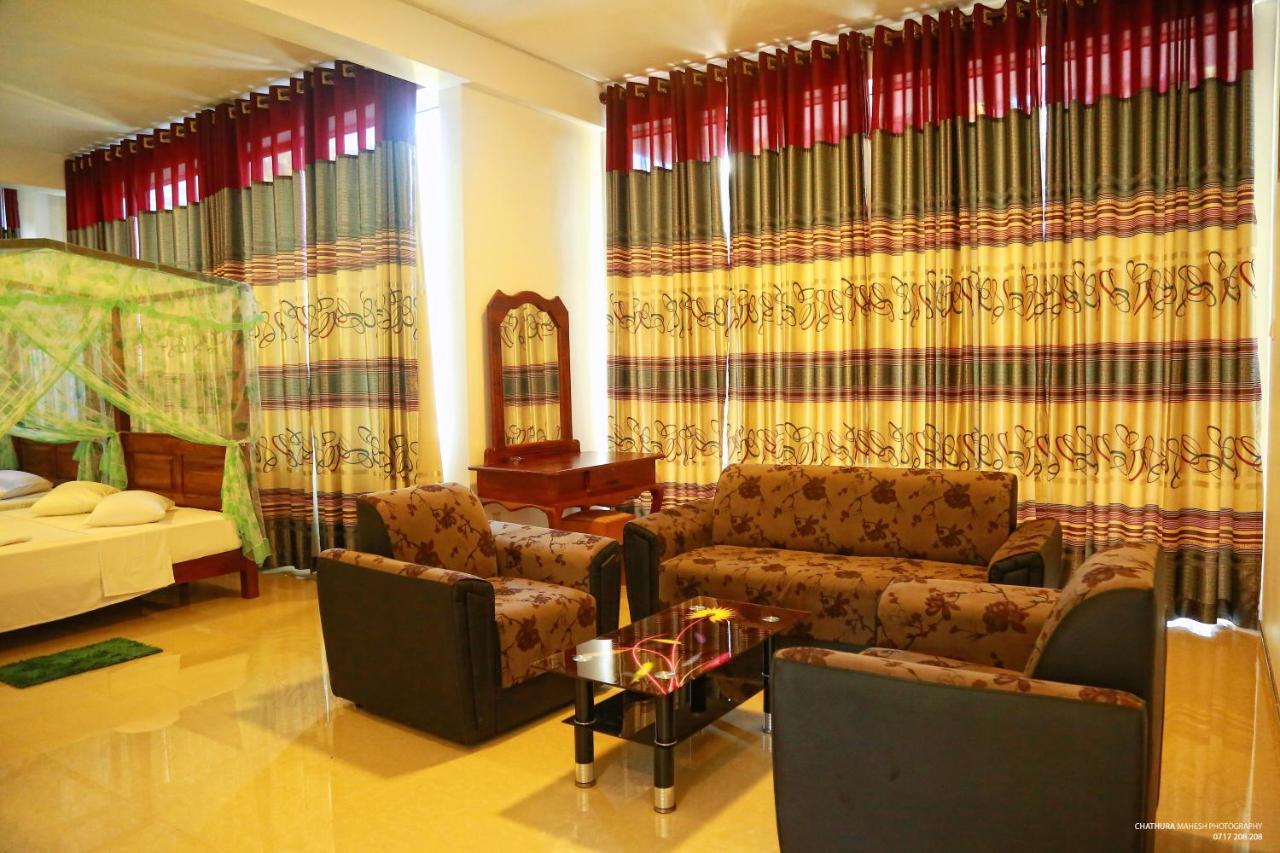 Lake Edge Holiday Inn Тиссамахарама Экстерьер фото