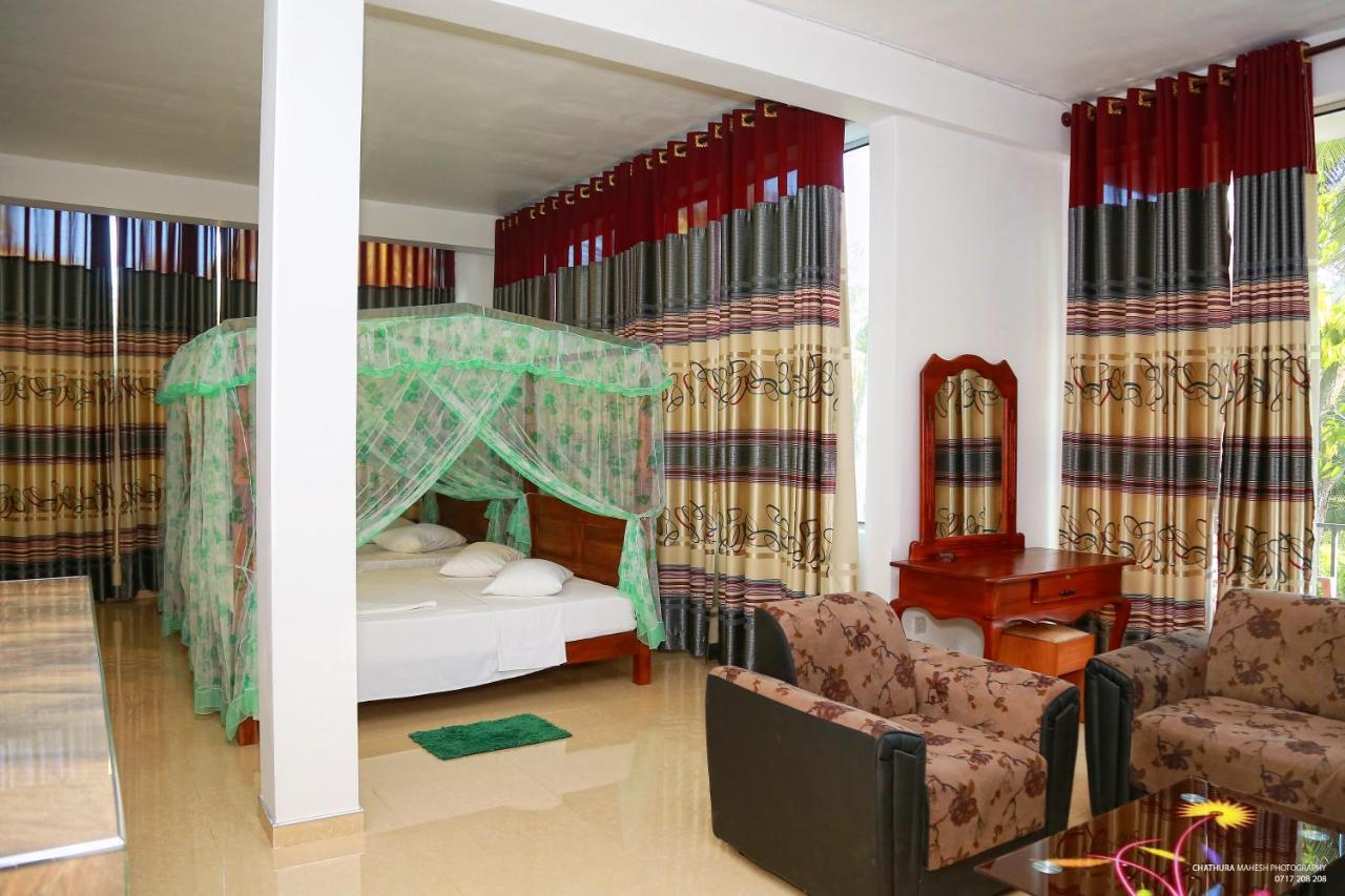 Lake Edge Holiday Inn Тиссамахарама Экстерьер фото